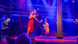 Tango-Tanzpaar auf der Bühne