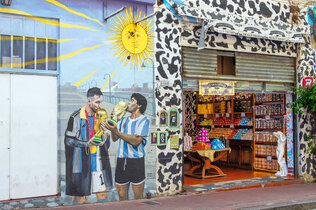 Wandmalerei mit Diego Maradona und Lionel Messi – beide mit WM-Pokal 