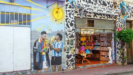 Wandmalerei mit Diego Maradona und Lionel Messi – beide mit WM-Pokal 