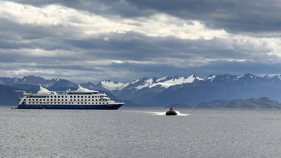 Blick auf die Stella – ein Zodiac kommt auf uns zu