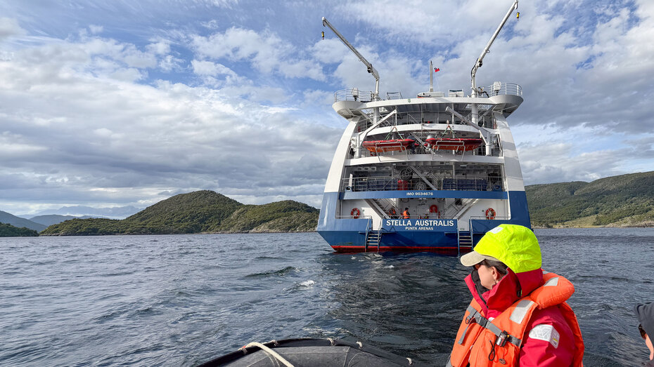 Annäherung im Zodiac ans Heck der Stella – am Bug sitzt eine Reiseleiterin mit Haube und Schwimmweste