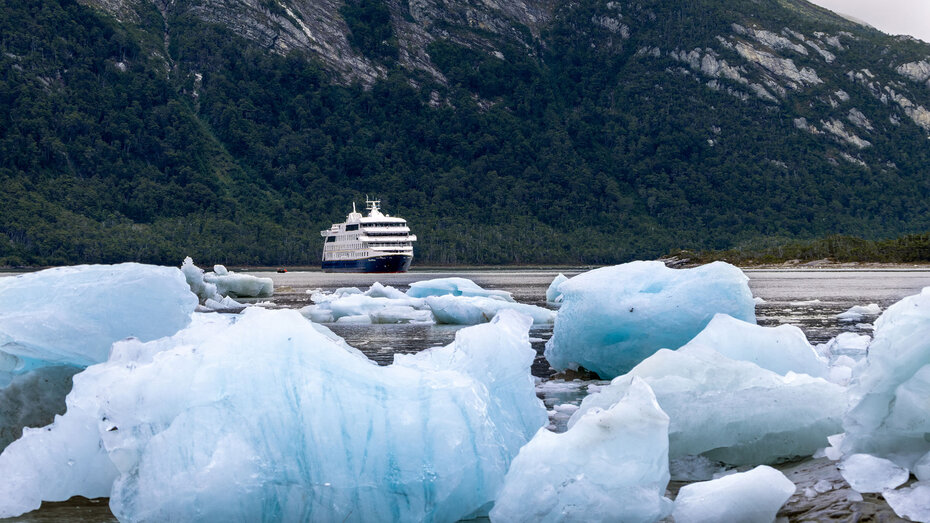 Die Stella im Pia-Fjord – groß davor eiige Eisblöcke