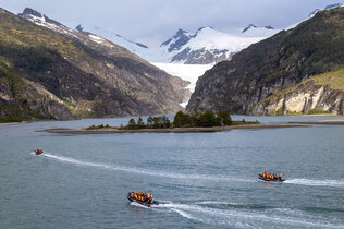 Drei Zodiacs fahren in die Bucht des Condor-Gletschers – Blick vom Oberdeck der Stella
