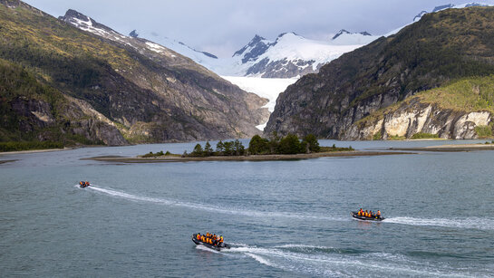 Drei Zodiacs fahren in die Bucht des Condor-Gletschers – Blick vom Oberdeck der Stella