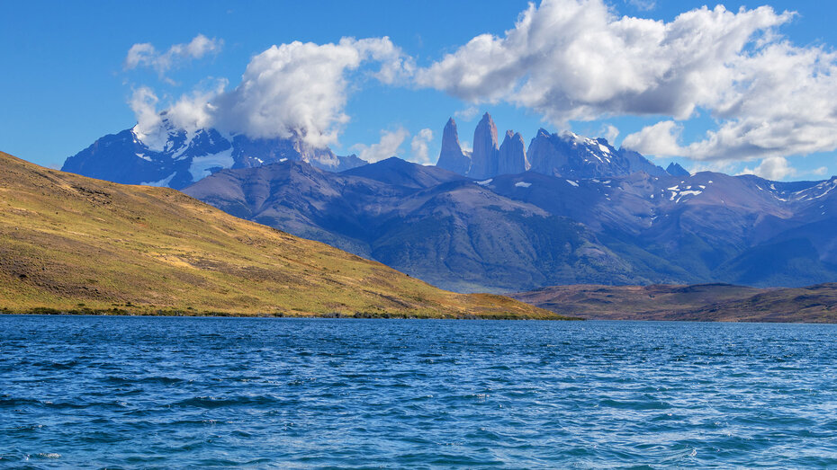 Blick über die blaue Laguna Azul auf die Felstürme Tres Cuernos dahinter