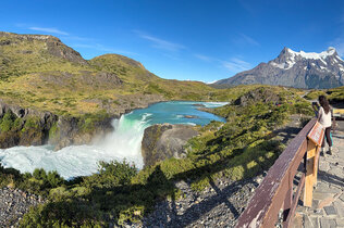 Tourist steht am Salto Grande