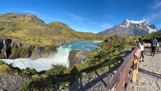 Tourist steht am Salto Grande