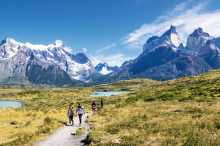 Wanderer auf dem Weg zu den Cuernos del Paine