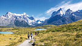 Wanderer auf dem Weg zu den Cuernos del Paine