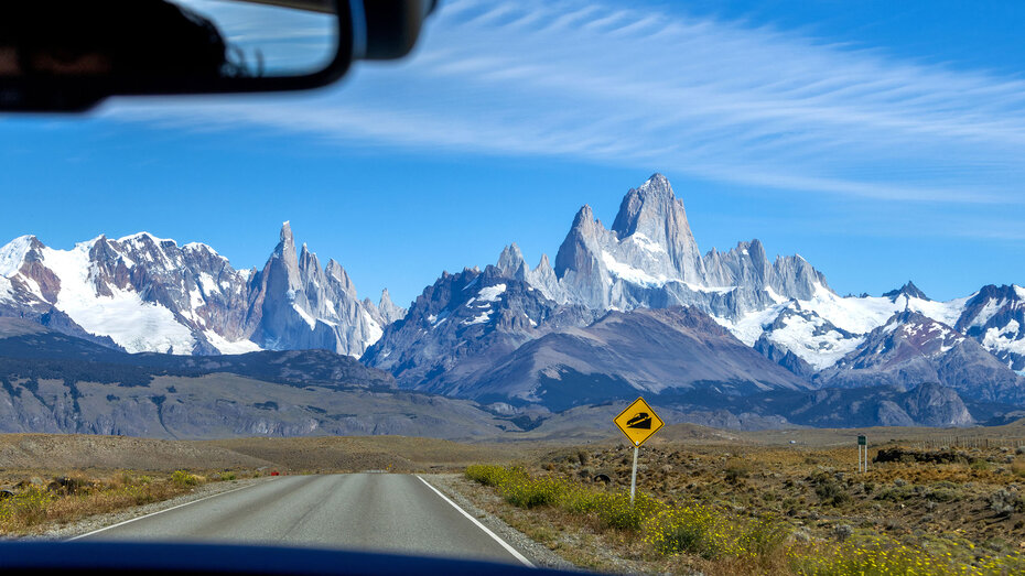 Blick durch die Windschutzscheibe auf die Berge Fitz Roy und Cerro Torre bei der Anfahrt nach El Chalten