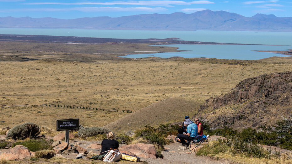 Blick vom Mirador de las Águilas auf die braune Pampa und den Viedma-See