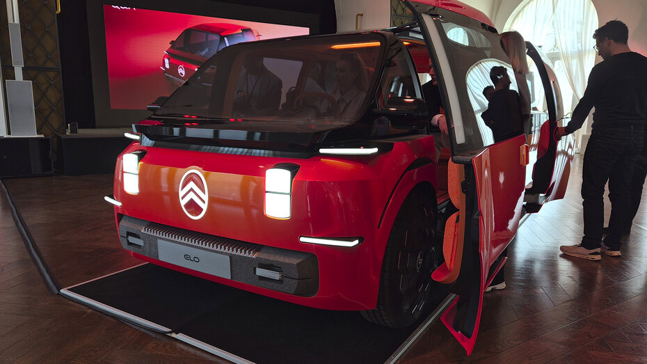 Der Citroen Elo von vorne, die Türen sind geöffnet.