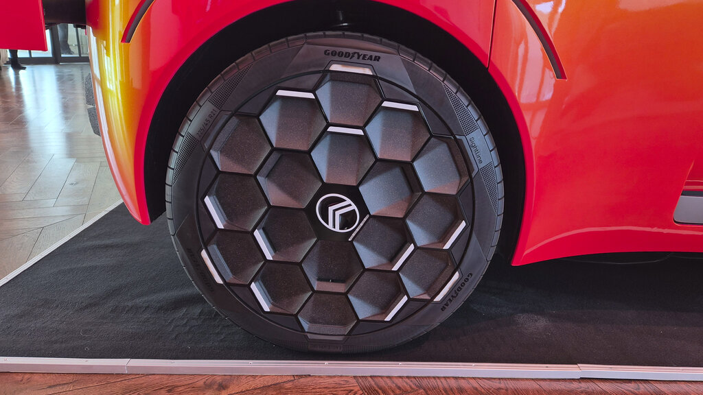 Die Reifen mit dem Bienenwabenmuster.