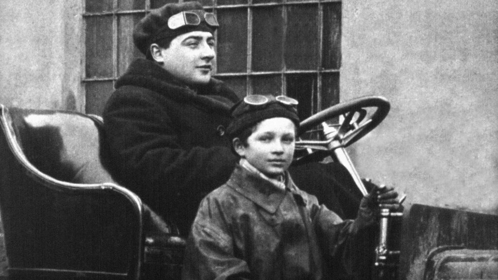 Sacha Kolowrat posiert in seinen Dienstwagen von Typ FC mit einem Mechaniker.