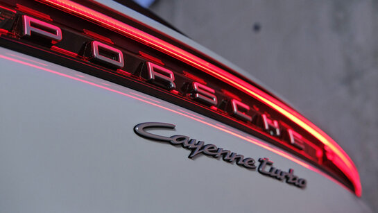 21_Cayenne Turbo E_Hybrid_CMS.jpg