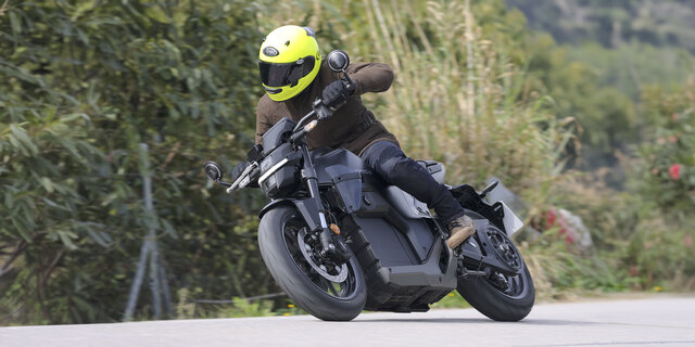 Honda WN7 fahrend von schräg vorne fotografiert