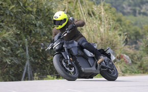 Honda WN7 fahrend von schräg vorne fotografiert