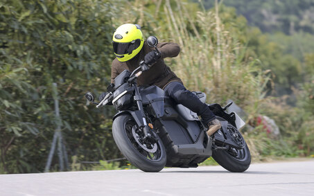 Honda WN7 fahrend von schräg vorne fotografiert