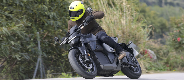 Honda WN7 fahrend von schräg vorne fotografiert