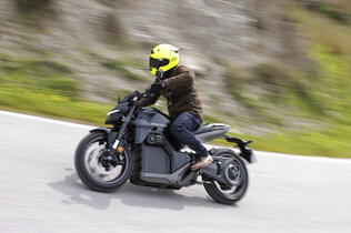 Honda WN7 fahrend von der Seite mit viel Schräglage fotografiert