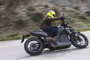 Honda WN7 fahrend von schräg honten fotografiert