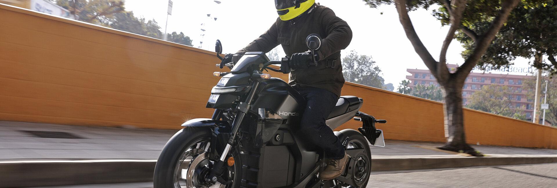 Honda WN7 fahrend von links fotografiert