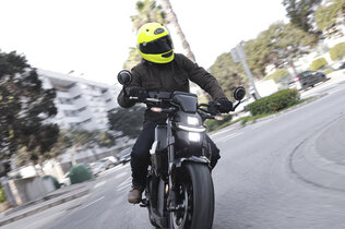 Honda WN7 fahrend von vorne fotografiert