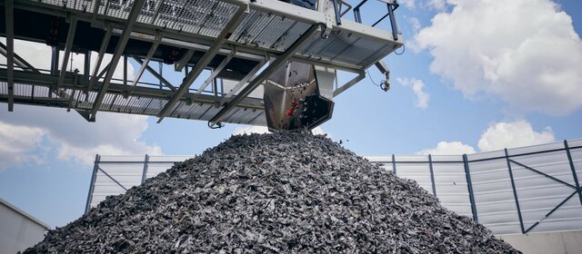 Berg aus geschreddertem Metall, das aus Altautos stammt.