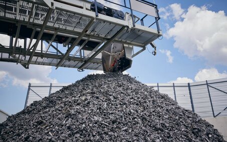 Berg aus geschreddertem Metall, das aus Altautos stammt.