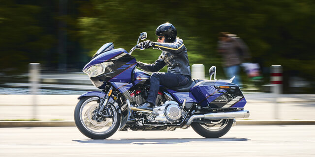 Harley Davidson Road Glide CVO seitlich im Fahren fotografiert
