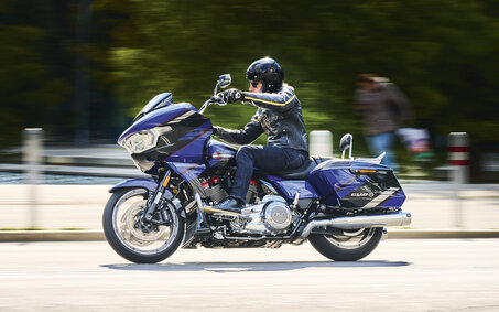 Harley Davidson Road Glide CVO seitlich im Fahren fotografiert