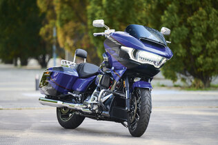 Harley Davidson Road Glide CVO von schräg vorne fotografiert