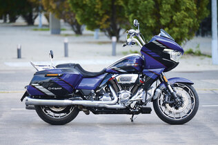 Harley Davidson Road Glide CVO seitlich fotografiert