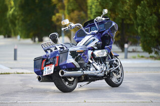 Harley Davidson Road Glide CVO von schräg hinten fotografiert