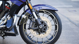 Die Felge der Harley Davidson Road Glide CVO.