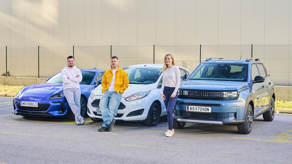 Bild von Marko, Paul und Stephanie. Sie stehen vor ihren Autos, ein blauer Subaru BRZ, ein weißer Ford Fiesta und ein grün-grauer Fiat Grande Panda.