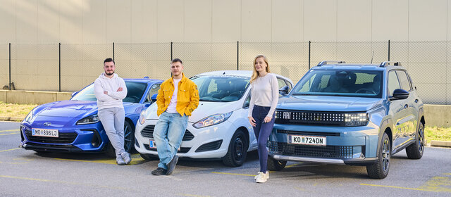 Bild von Marko, Paul und Stephanie. Sie stehen vor ihren Autos, ein blauer Subaru BRZ, ein weißer Ford Fiesta und ein grün-grauer Fiat Grande Panda.