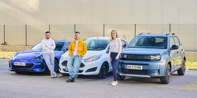 Bild von Marko, Paul und Stephanie. Sie stehen vor ihren Autos, ein blauer Subaru BRZ, ein weißer Ford Fiesta und ein grün-grauer Fiat Grande Panda.