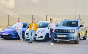 Bild von Marko, Paul und Stephanie. Sie stehen vor ihren Autos, ein blauer Subaru BRZ, ein weißer Ford Fiesta und ein grün-grauer Fiat Grande Panda.