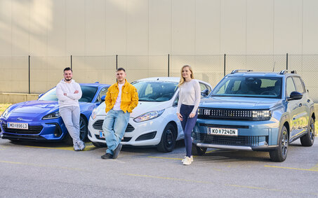 Bild von Marko, Paul und Stephanie. Sie stehen vor ihren Autos, ein blauer Subaru BRZ, ein weißer Ford Fiesta und ein grün-grauer Fiat Grande Panda.