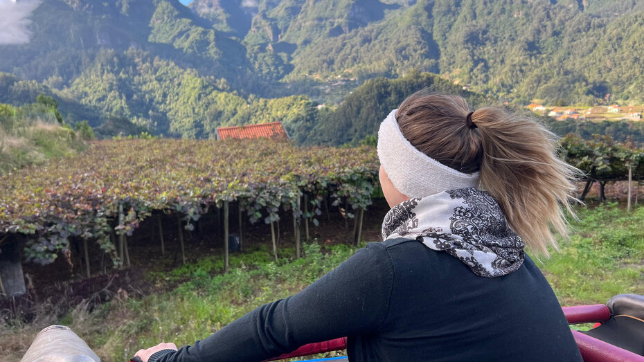 Redakteurin Verena Schauer auf einem Jeep.