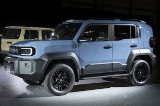 Ein blauer Geländewagen auf einer Bühne