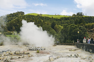 Blick auf die heißen Quellen, die aus dem Boden dampfen.
