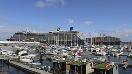Der Hafen mit vielen Segelbooten und Kreuzfahrtschiffen in Ponta Delgada.