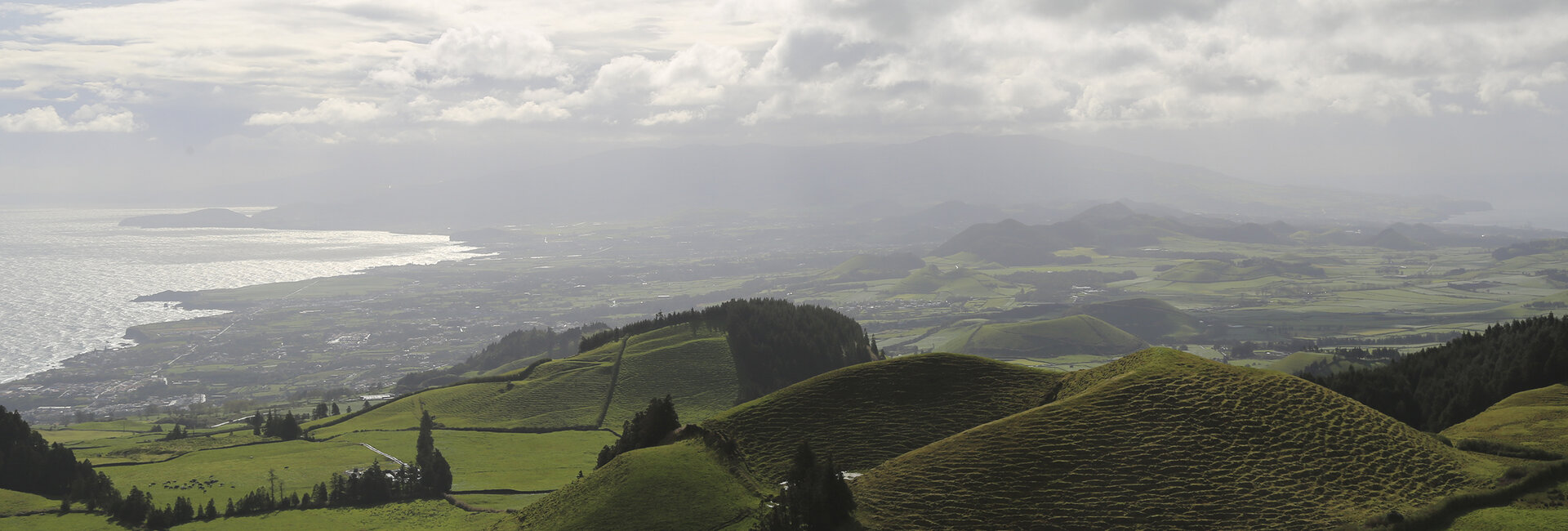 Blick über die grüne Landschaft auf Sao Miguel.