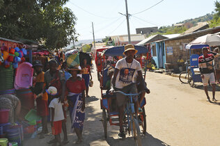 Markt und Rikschka-Fahrer