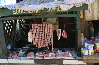 Fleisch hängt am Markt.