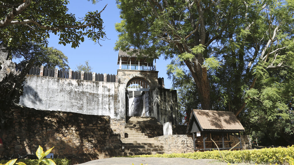 Der "blaue Hügel" ist Ambohimanga, eine historische Königsstadt und UNESCO-Weltkulturerbe