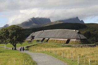 Ein Langhaus der Nordmänner in der Natur. 