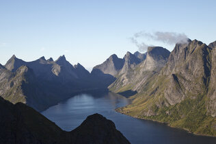 Spektakuläre Küstenlandschaft mit Felsen, Berge und blauem Himmel.